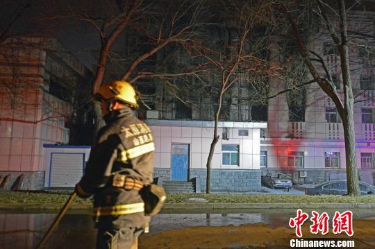 消防员在事故现场灭火。　武俊杰 摄